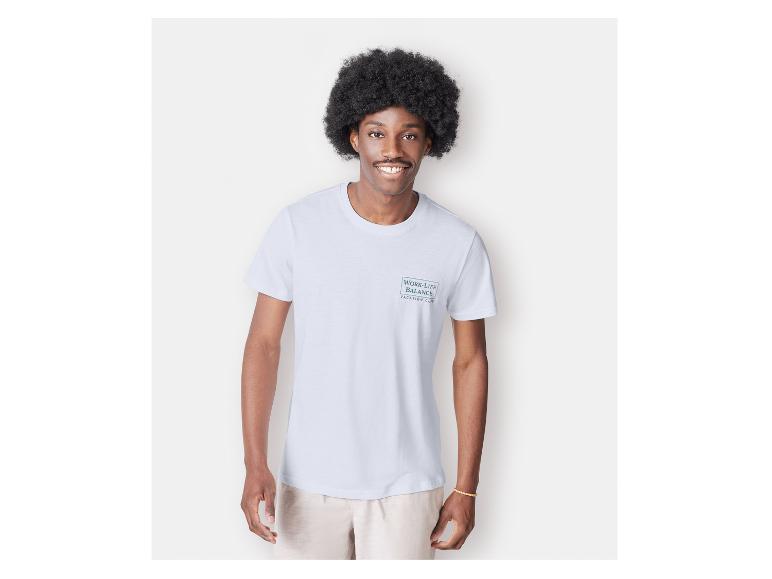 Weißes T-Shirt mit "Work-Life Balance Vacation Club" Logo.
