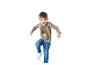 Glücklicher Junge in gestreiftem Langarmshirt mit Dinosaurier-Print und Jeans, lächelnd.