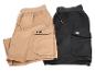Zwei Cargoshorts, eine beige und eine schwarze, mit elastischem Bund und Kordelzug.