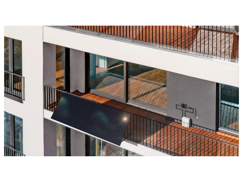 Balkonmontiertes Solarpanel mit Wechselrichter und Steckdose.
