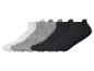 Fünf Paar Socken in Weiß, Grau und Schwarz.