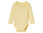Ein gelber Baby-Body mit langen Ärmeln.