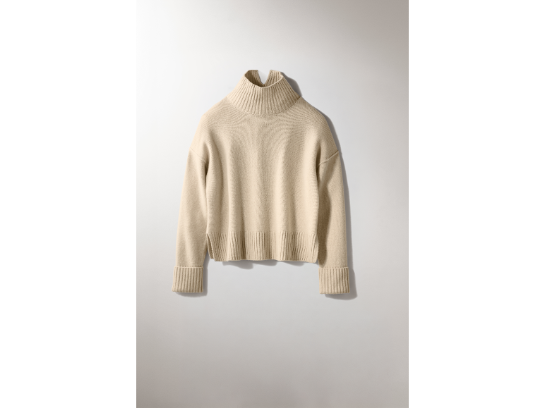 Beiger Strickpullover mit Stehkragen und Rippbündchen