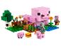 LEGO Minecraft Set mit großem rosa Schwein, Figuren und einem Garten.