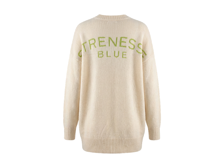 Beiger Oversize-Strickpullover mit grünem Schriftzug auf dem Rücken.