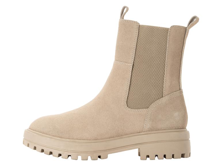 Beige Stiefeletten mit einer dicken Sohle.