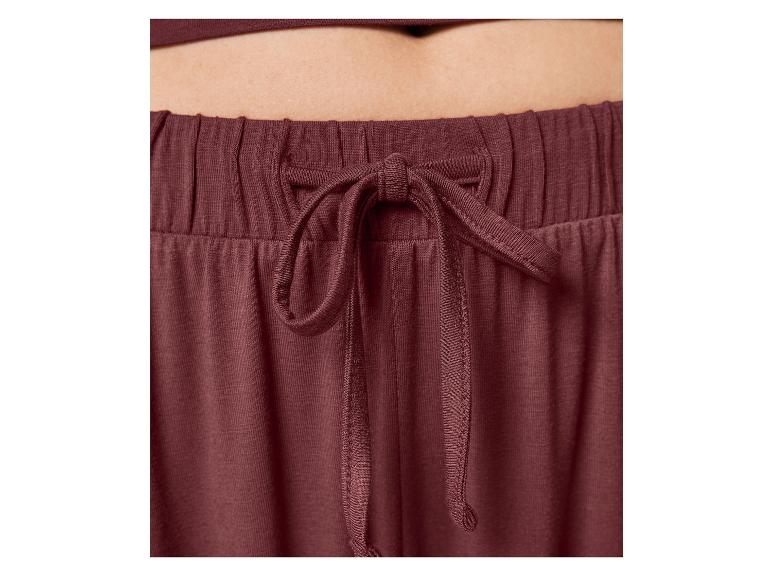 Nahaufnahme der Bundpartie einer weinroten Jogginghose mit Kordelzug.