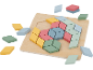 Holzpuzzle mit rautenförmigen Teilen in verschiedenen Pastellfarben.