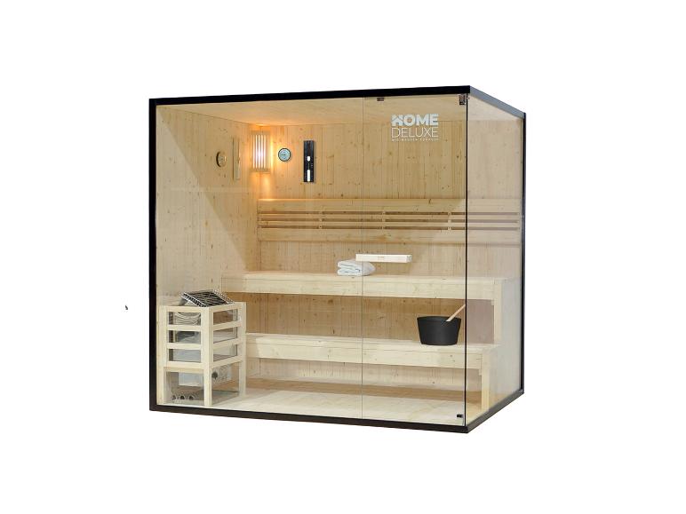 Hölzerne Innensauna mit Glastür, Bänken, Ofen und Zubehör.