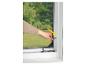 Montage eines Insektenschutzes am Fenster: einfache und sichere Befestigung.