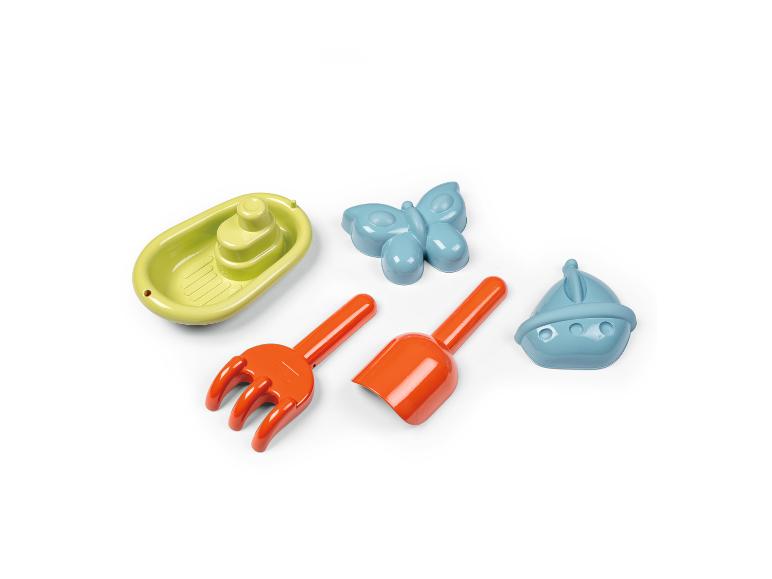 Sandspielzeug-Set: Boot, Schmetterling, Rechen, Schaufel und Schiff.