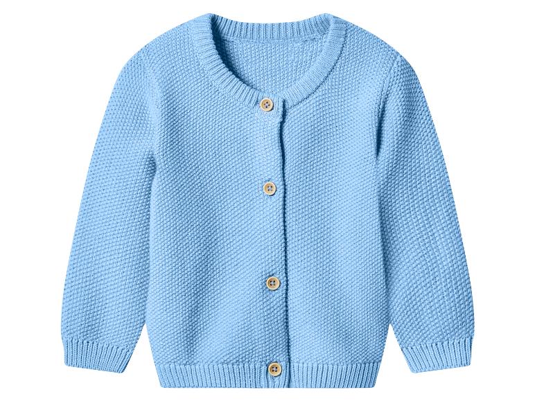 Hellblaue gestrickte Baby-Strickjacke mit Holzknöpfen.