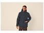 Dunkelblaue Herren-Winterjacke mit Kapuze und Taschen, getragen von einem Mann.