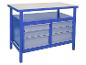 Blaue Werkbank mit Holzplatte, offenem Regal und sechs grauen Schubladen mit Schlössern.
