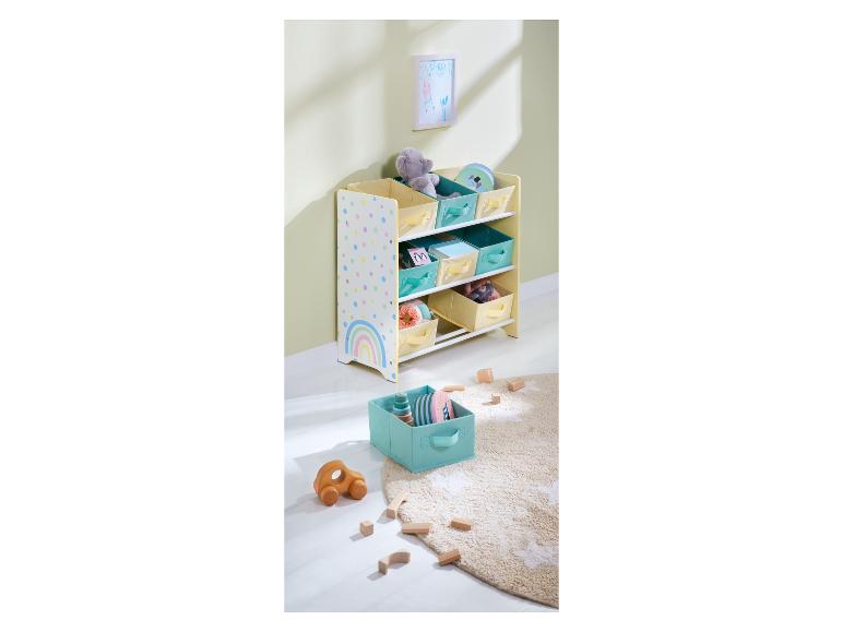 Ein Aufbewahrungsschrank mit bunten Boxen, Spielzeug und einer Spielmatte.