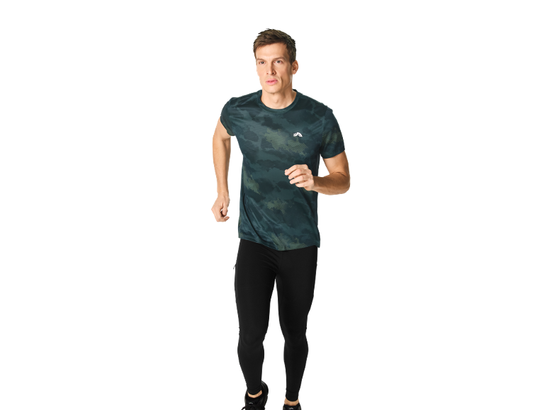 Männlicher Läufer in Camouflage-T-Shirt und schwarzen Leggings.