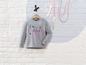 Ein graues Sweatshirt mit Herzen und dem Schriftzug 'love' sowie ein Springseil.