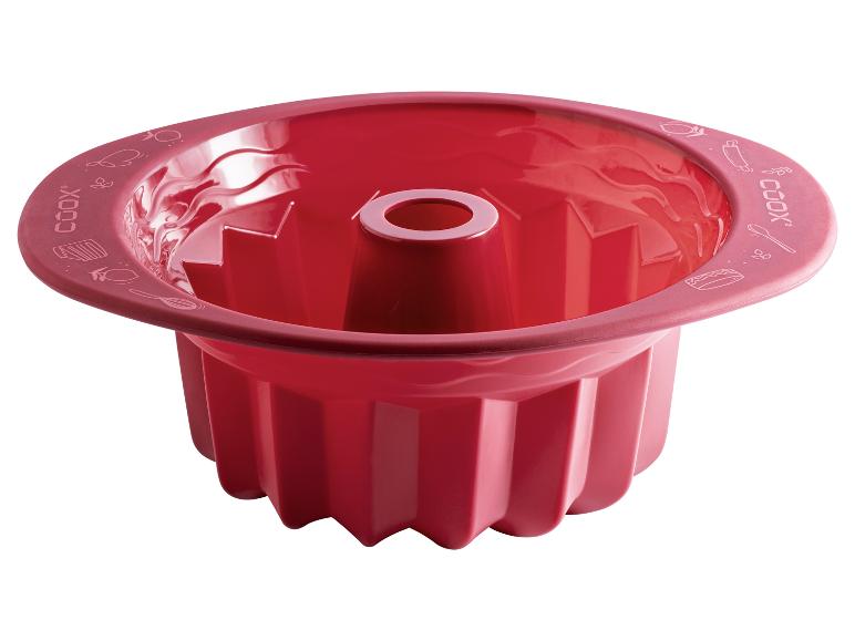 Eine rote, geriffelte Kuchenform von Coox.