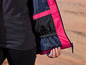 Nahaufnahme einer rosa und schwarzen Jacke mit Reißverschluss.