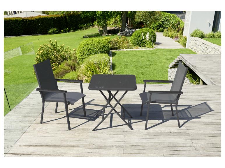 Gartenmöbel-Set: quadratischer Tisch und zwei graue Klappstühle.