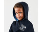 Ein Junge trägt einen blauen Hoodie mit Fußball-Motiv.