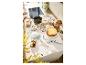 Junge dekoriert Weihnachtsplätzchen auf einer Küchenzeile mit Kuchen und Backzubehör.