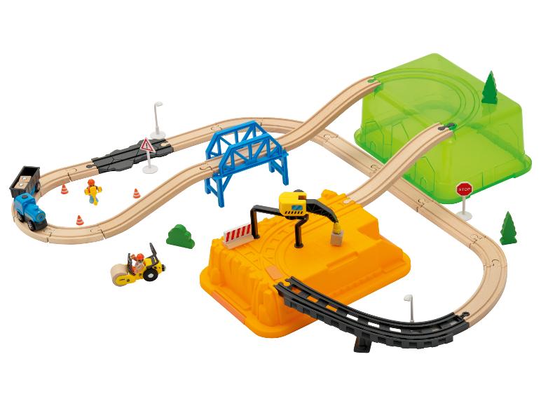 Holzeisenbahn-Set mit Zug, Brücke, Tunnel und Baufahrzeugen.