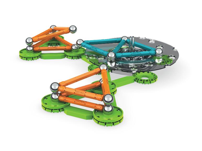 Magnetisches Konstruktionsspielzeug mit orangefarbenen und blauen Stäben, silbernen Kugeln und grünen Zahnradbasen.