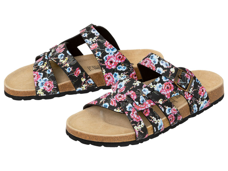 Zwei Paar schwarze Sandalen mit Blumenmuster.