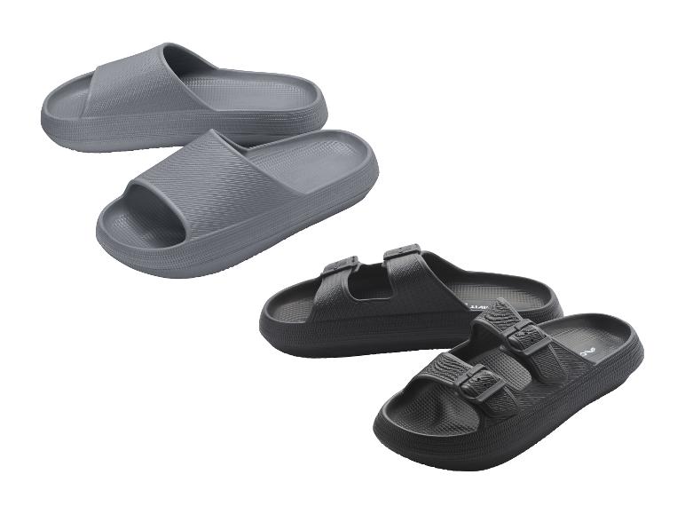 Zwei Paar Schaumstoff-Sandalen in Grau und Schwarz, mit Einzel- und Doppelriemen.