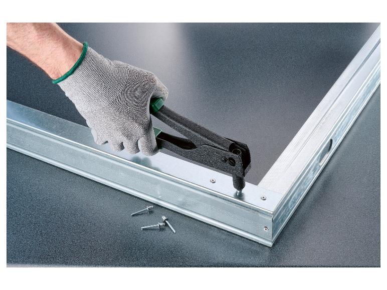 Behandschuhte Hand verwendet eine Nietzange zur Befestigung eines Metallprofils.