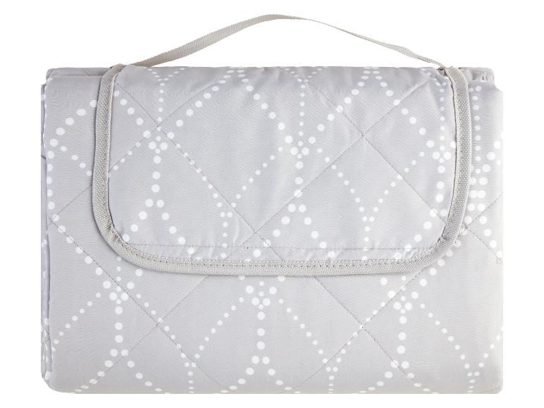 Graue Picknickdecke mit weißen Punkten.