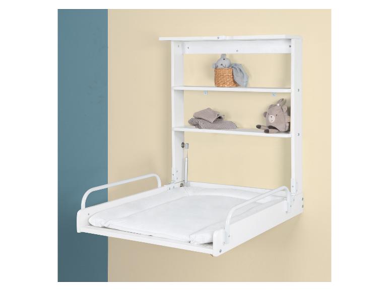 Weißer wandmontierter Wickeltisch mit Regalen und Babyartikeln.