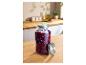 Einmachglas mit Rotkohl und Chilis, mit grünem Deckel und einem Metalldeckel daneben.
