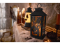 Halloween-Laterne mit „Happy Halloween“-Text, Kerzen und gruseligen Dekorationen.