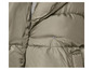 Detail einer grünen Daunenjacke mit Knöpfen.