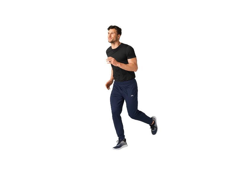 Mann in Jogginghose und schwarzem T-Shirt, rennend.
