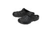 Ein Paar schwarze Clogs mit Perforationen und Fersenriemen.