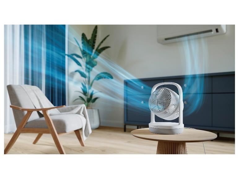 Weißer Philips Ventilator auf einem Holztisch, kühlt einen hellen Raum.