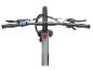 E-Bike-Lenker mit Display, Schalthebeln und Reifen von oben gesehen.