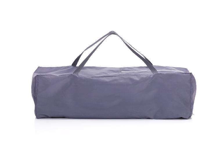 Graue, zusammengeklappte Tragetasche mit Griffen auf weißem Hintergrund.