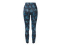 Schwarze Leggings mit blauem, abstraktem Muster und 'Jette Sport'-Logo.