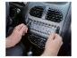 Mann demontiert Autoradio mit Ausbauwerkzeugen