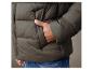 Eine khaki-farbene Daunenjacke für Herren.
