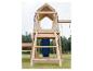 Holzspielplatz mit blauer Rutsche und Schaukeln auf einer Rasenfläche.