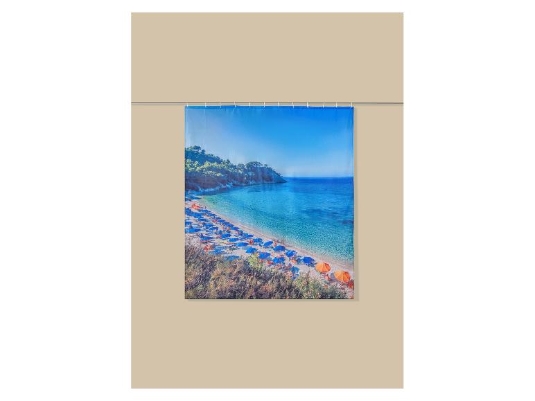 Duschvorhang mit Strandmotiv und blauen und orangefarbenen Sonnenschirmen.