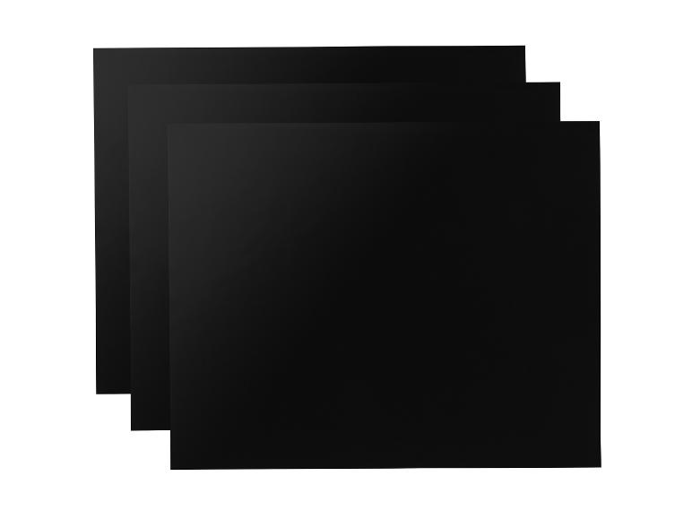 Drei schwarze Blätter Papier übereinander gestapelt.