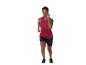 Frau in rotem Tanktop und schwarzen Shorts beim Laufen.