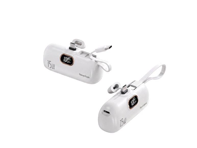 Zwei weiße 15W Powerbanks mit integrierten Kabeln und digitaler Anzeige.