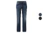 Dunkelblaue Herrenjeans mit verwaschenen Stellen, mit zwei Farbmustern daneben.